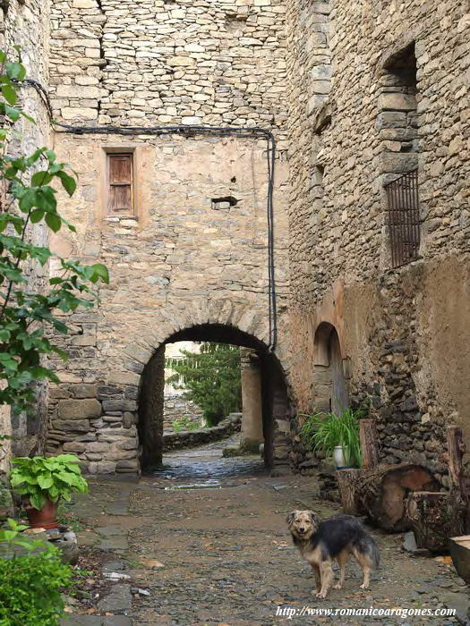 CASER&Iacute;O DE ACCESO AL PUEBLO